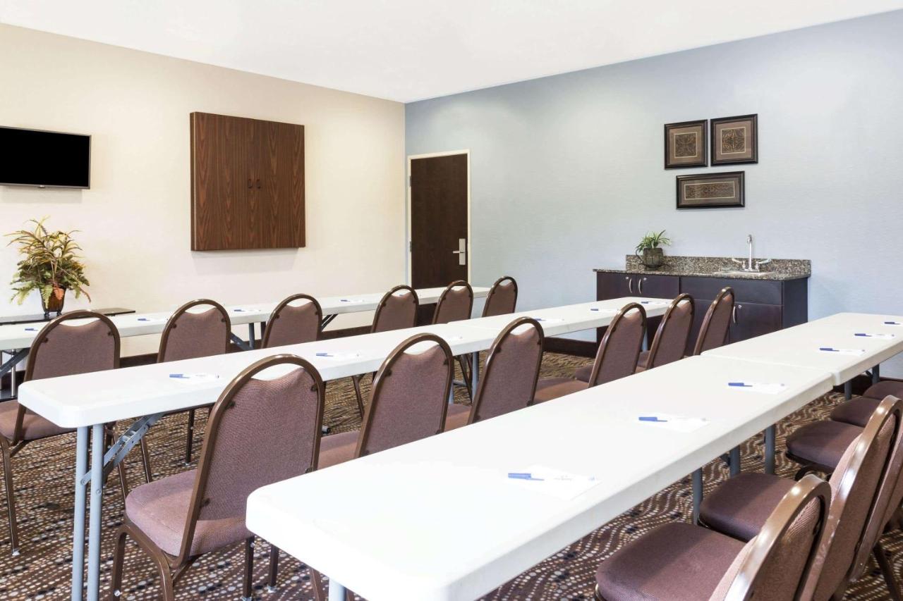| Microtel Inn & Suites by Wyndham Spring Hill/Weeki Wachee