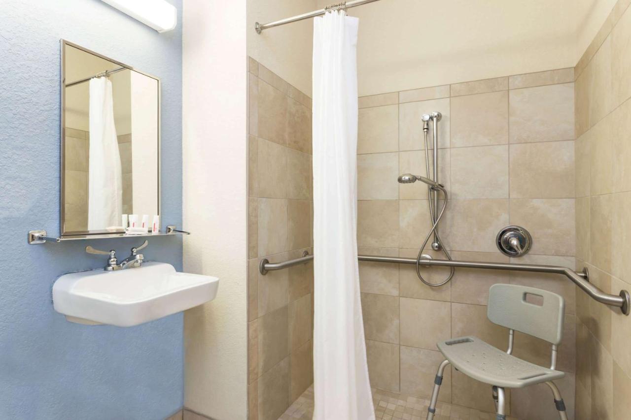 | Microtel Inn & Suites by Wyndham Spring Hill/Weeki Wachee