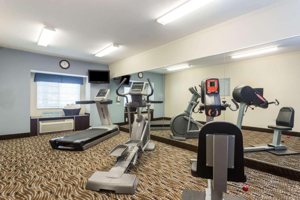 | Microtel Inn & Suites by Wyndham Spring Hill/Weeki Wachee