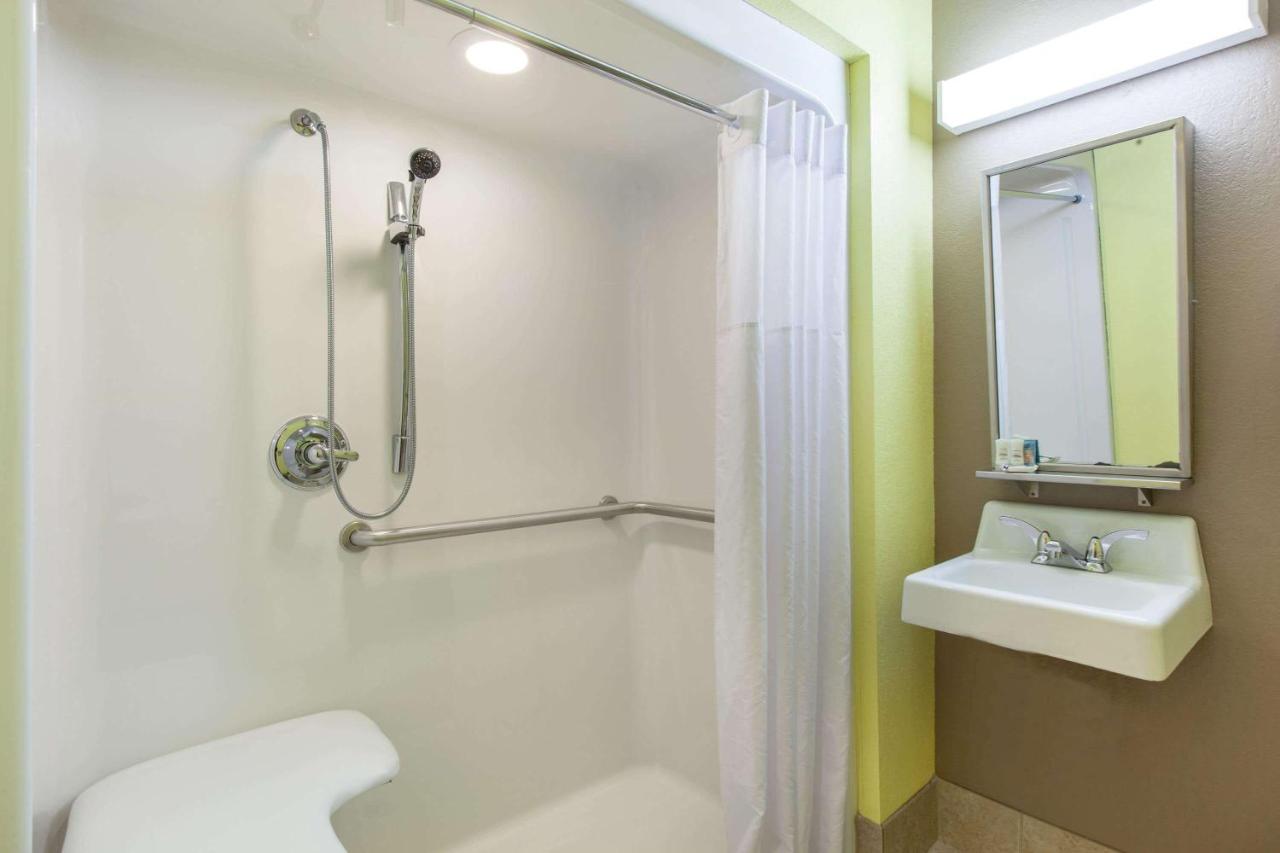 | Microtel Inn & Suites by Wyndham Spring Hill/Weeki Wachee