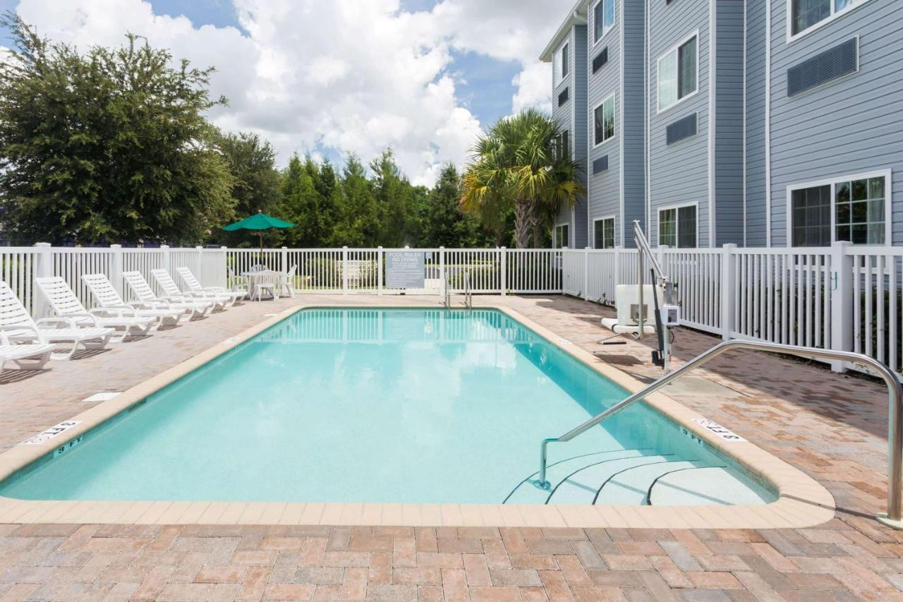 | Microtel Inn & Suites by Wyndham Spring Hill/Weeki Wachee