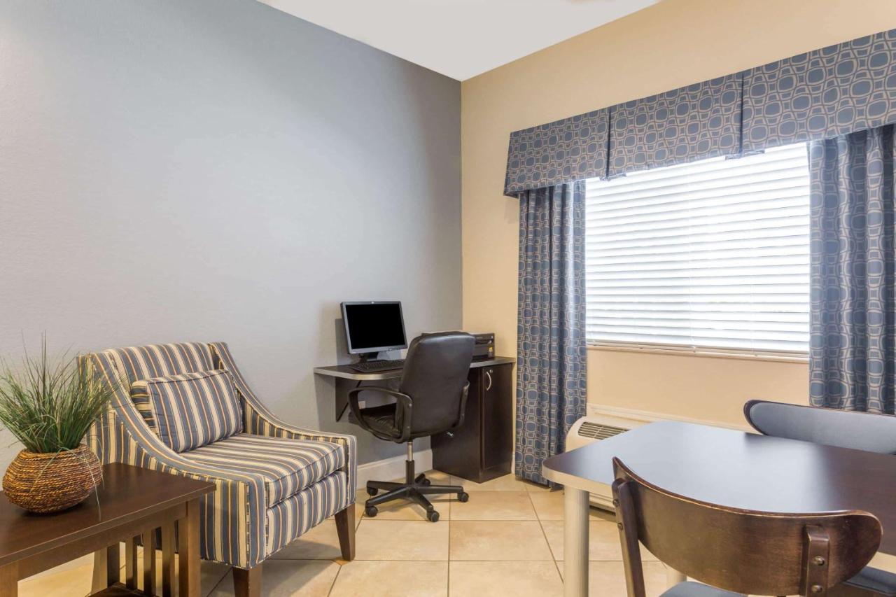 | Microtel Inn & Suites by Wyndham Spring Hill/Weeki Wachee