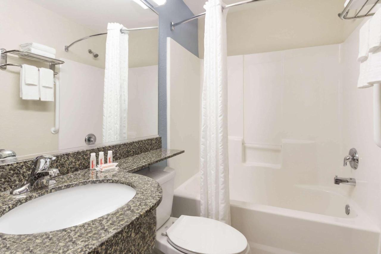 | Microtel Inn & Suites by Wyndham Spring Hill/Weeki Wachee