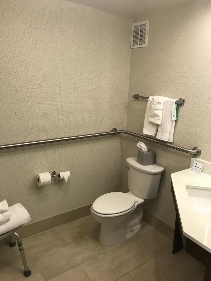 One Queen Bed Mobility Access Tub - Non-Smoking at Holiday Inn Express Memphis Medical Center Midtown by IHG