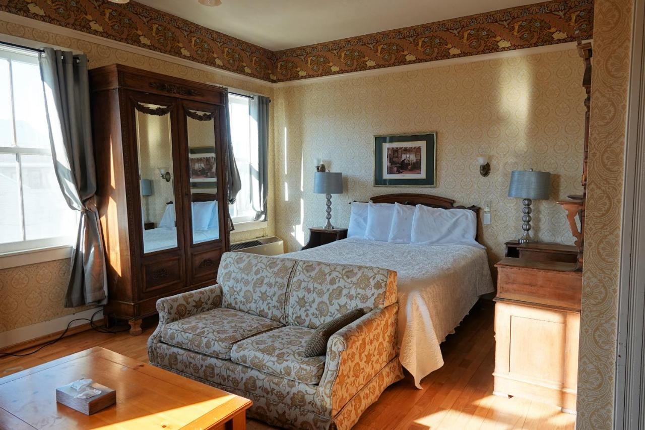 Deluxe Room (2 Adults + 1 Child) at Union Hotel