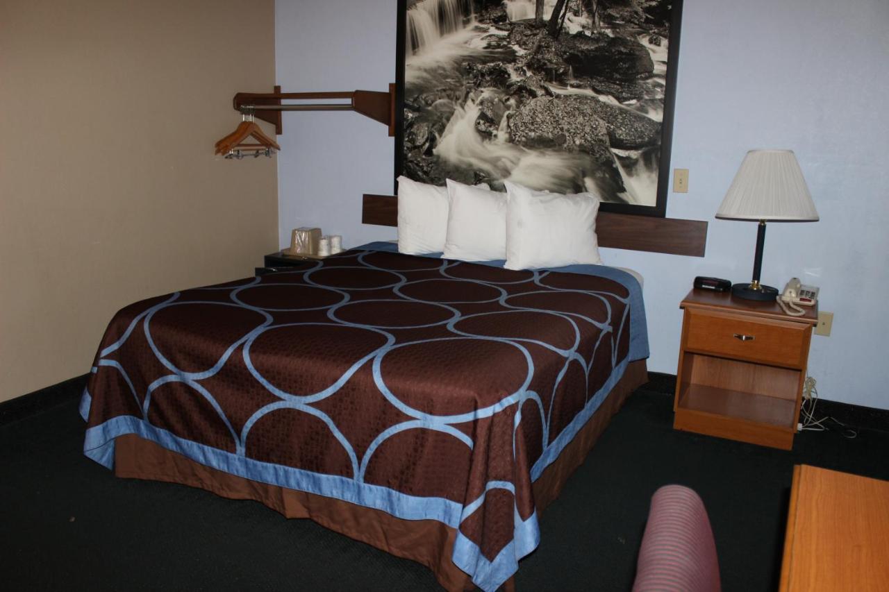 | Super 8 by Wyndham Stroudsburg