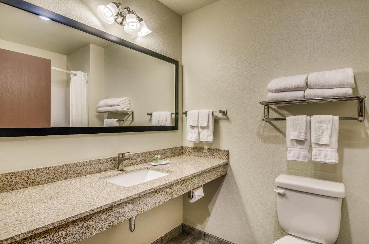 | Cobblestone Inn & Suites - Bridgeport