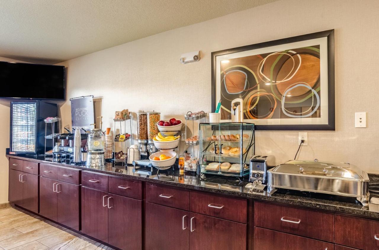 | Cobblestone Inn & Suites - Bridgeport