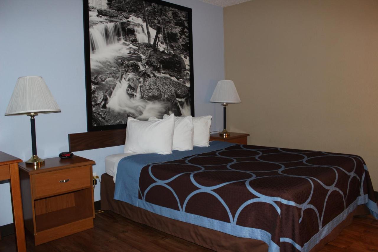 | Super 8 by Wyndham Stroudsburg