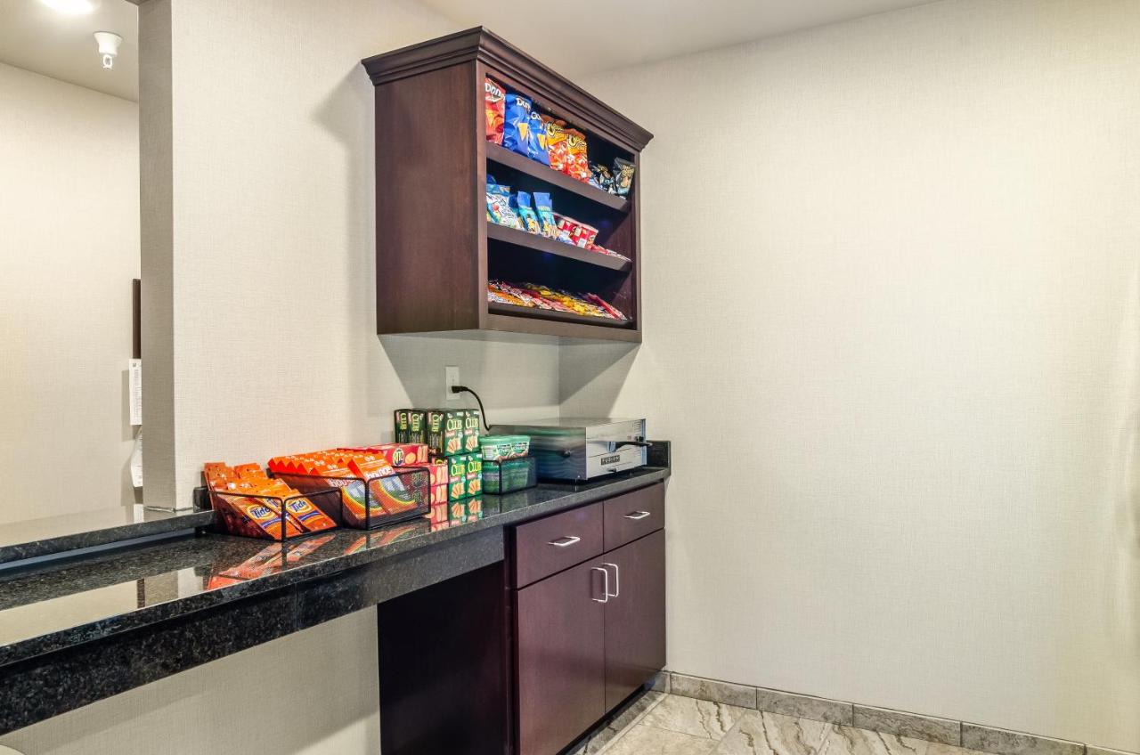 | Cobblestone Inn & Suites - Bridgeport
