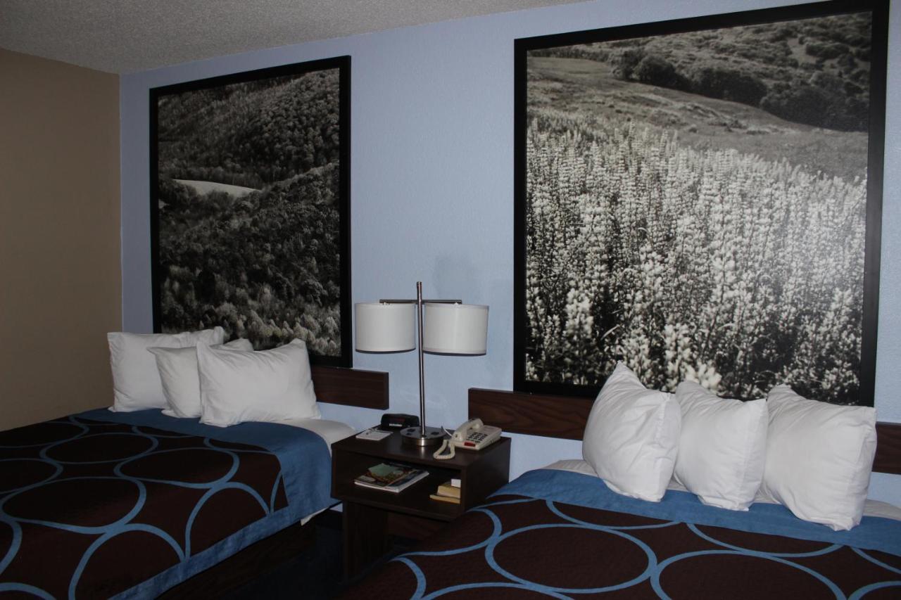 | Super 8 by Wyndham Stroudsburg