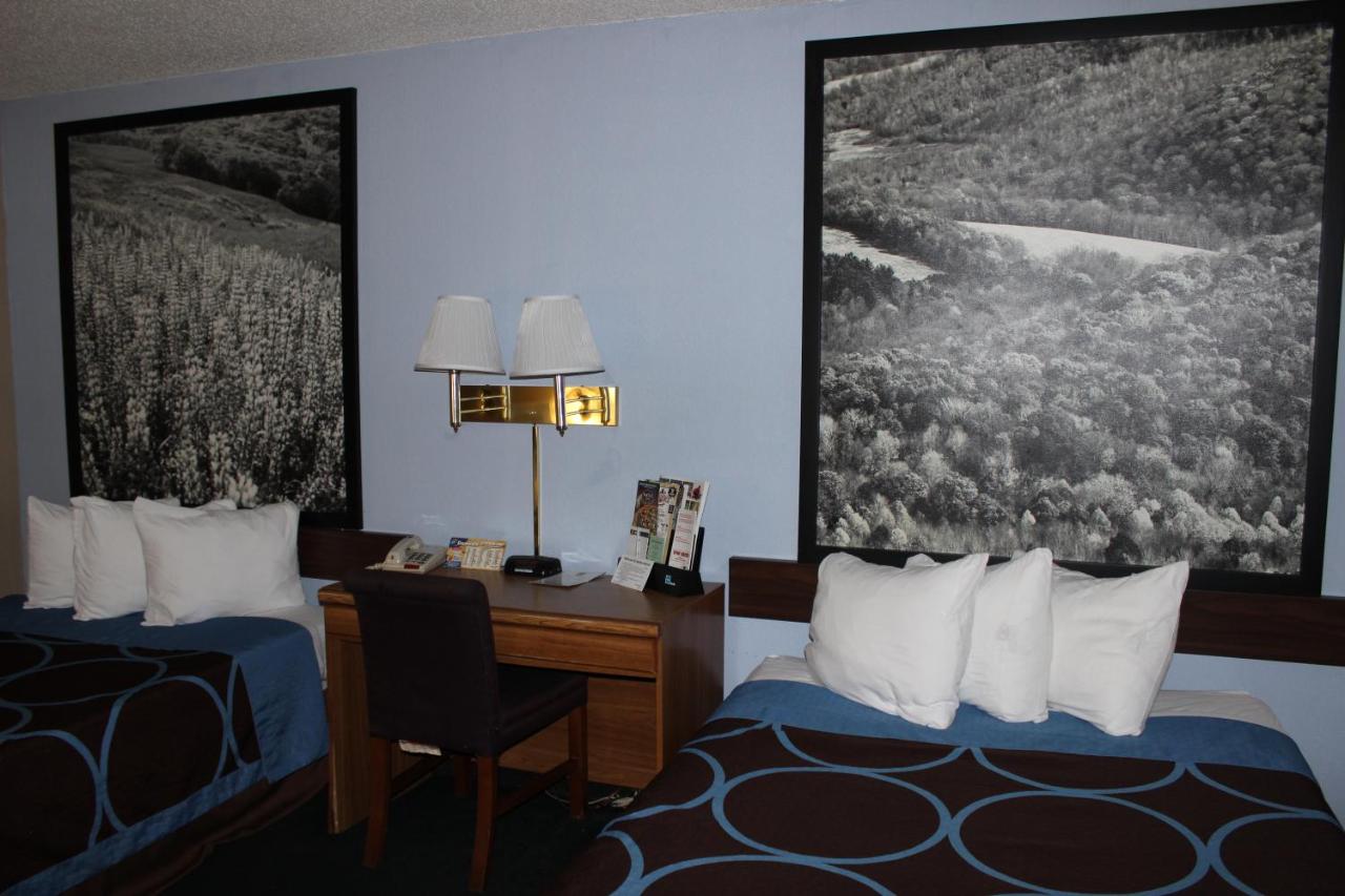 | Super 8 by Wyndham Stroudsburg