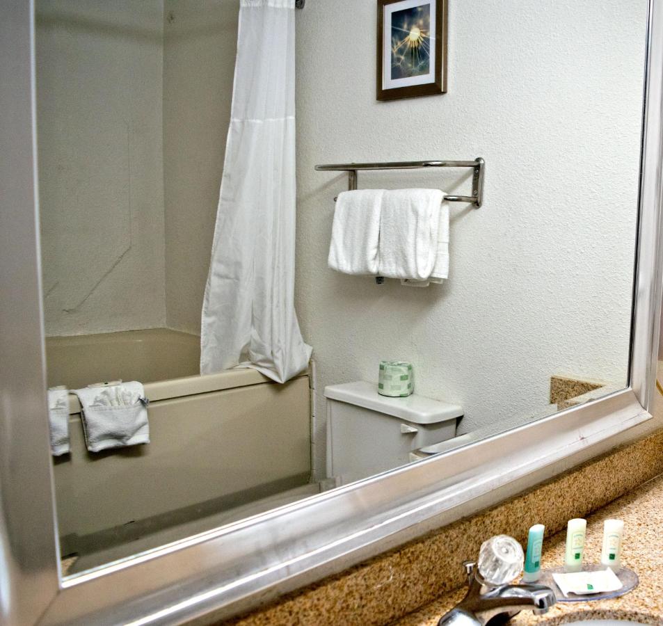King Suite with Whirpool - Non-Smoking at Quality Inn Alexis Rd
