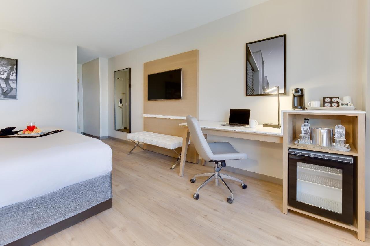 King Room with Raised Toilet - Disability Access/Non-Smoking at Radisson Hotel Nashville Airport