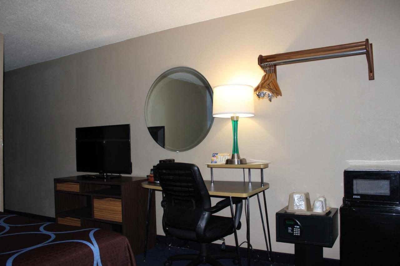 | Super 8 by Wyndham Stroudsburg