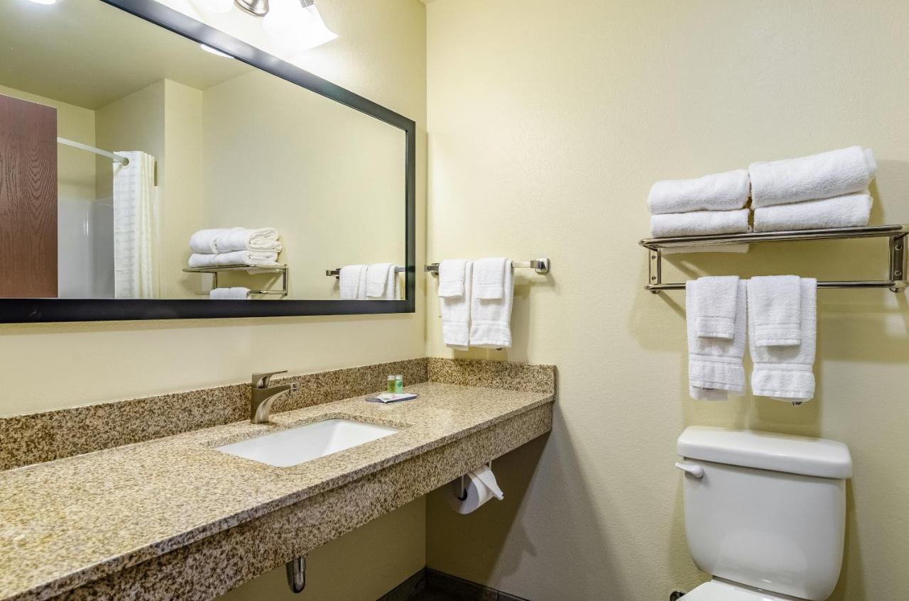 | Cobblestone Inn & Suites - Bridgeport