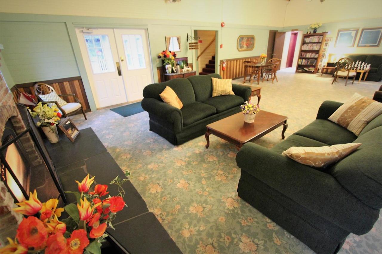 | Alexander's Lodge
