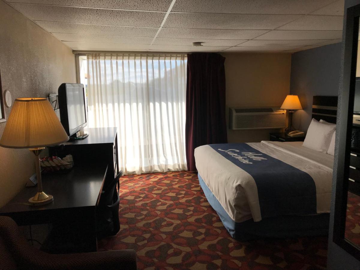 King Room - Smoking at Days Inn by Wyndham Carlisle North