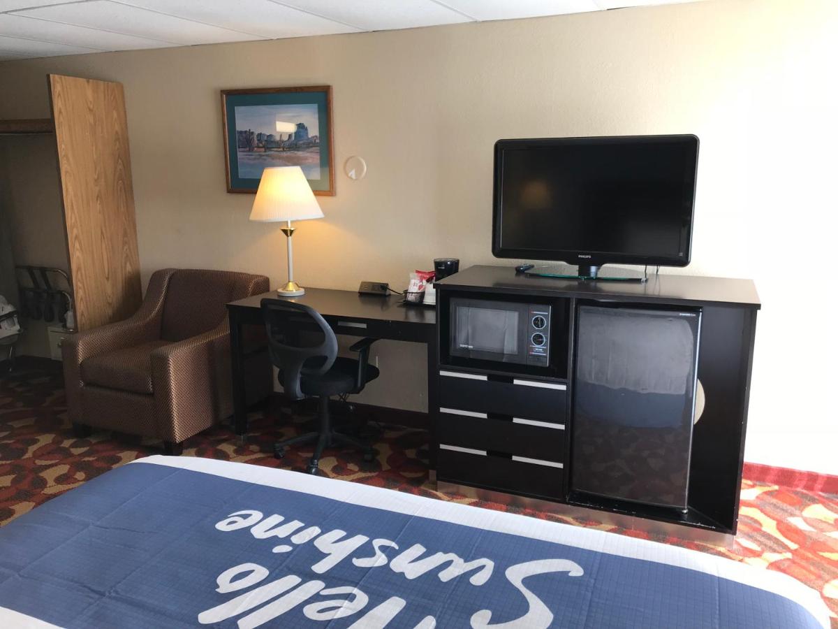 King Room - Smoking at Days Inn by Wyndham Carlisle North