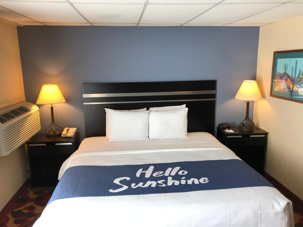 King Room - Smoking at Days Inn by Wyndham Carlisle North