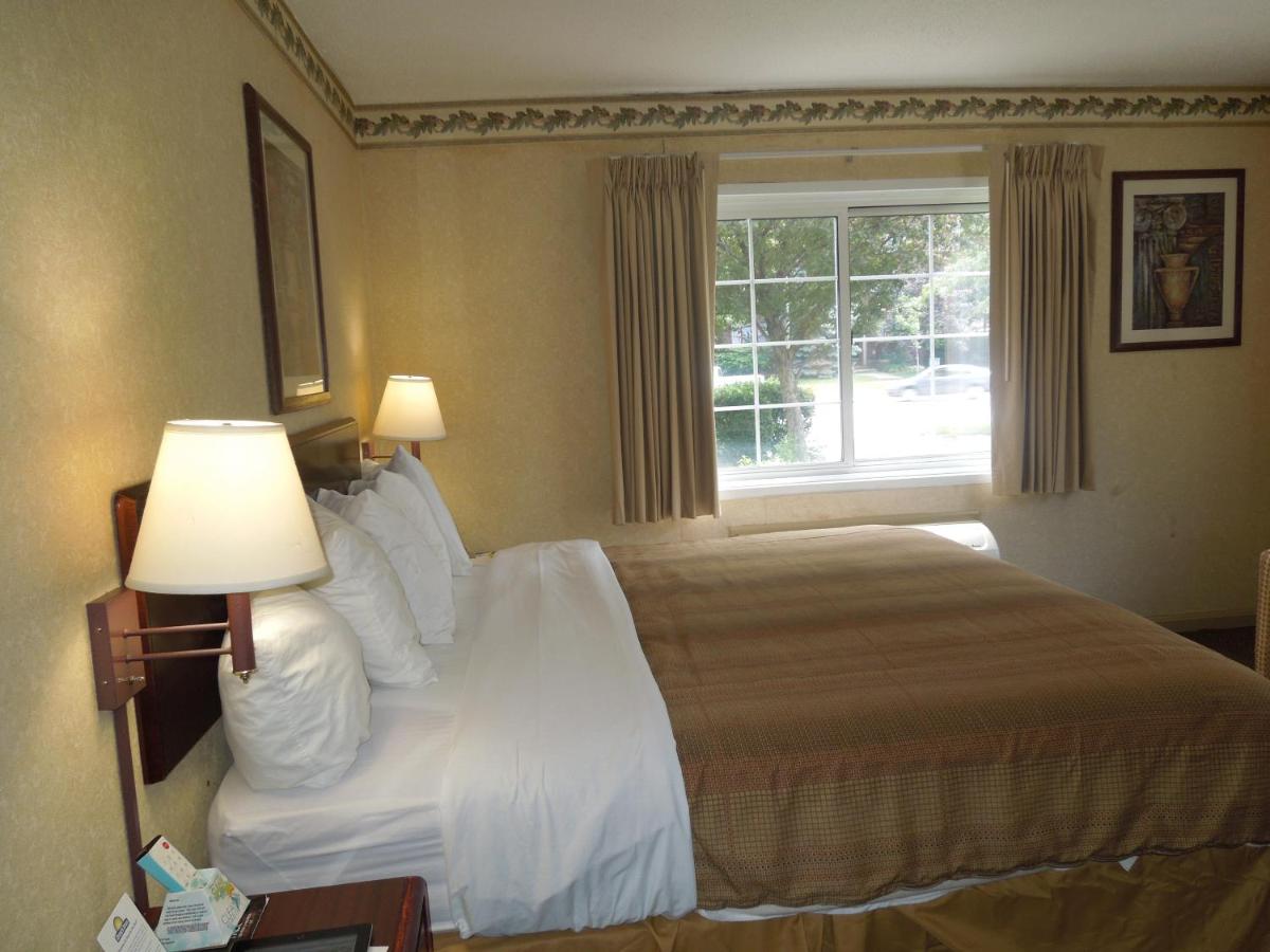 Standard King Room - Smoking at Days Inn by Wyndham Cleveland Lakewood