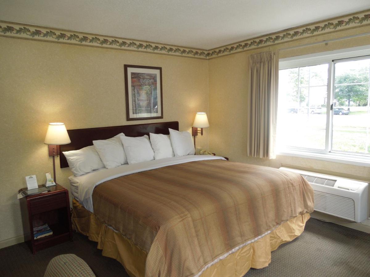 Queen Room - Disability Access/Non-Smoking at Days Inn by Wyndham Cleveland Lakewood