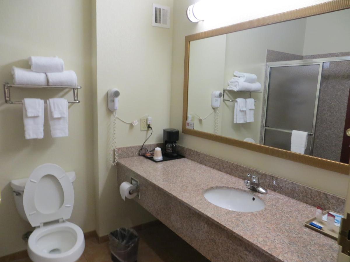  | HomeTown Hotel