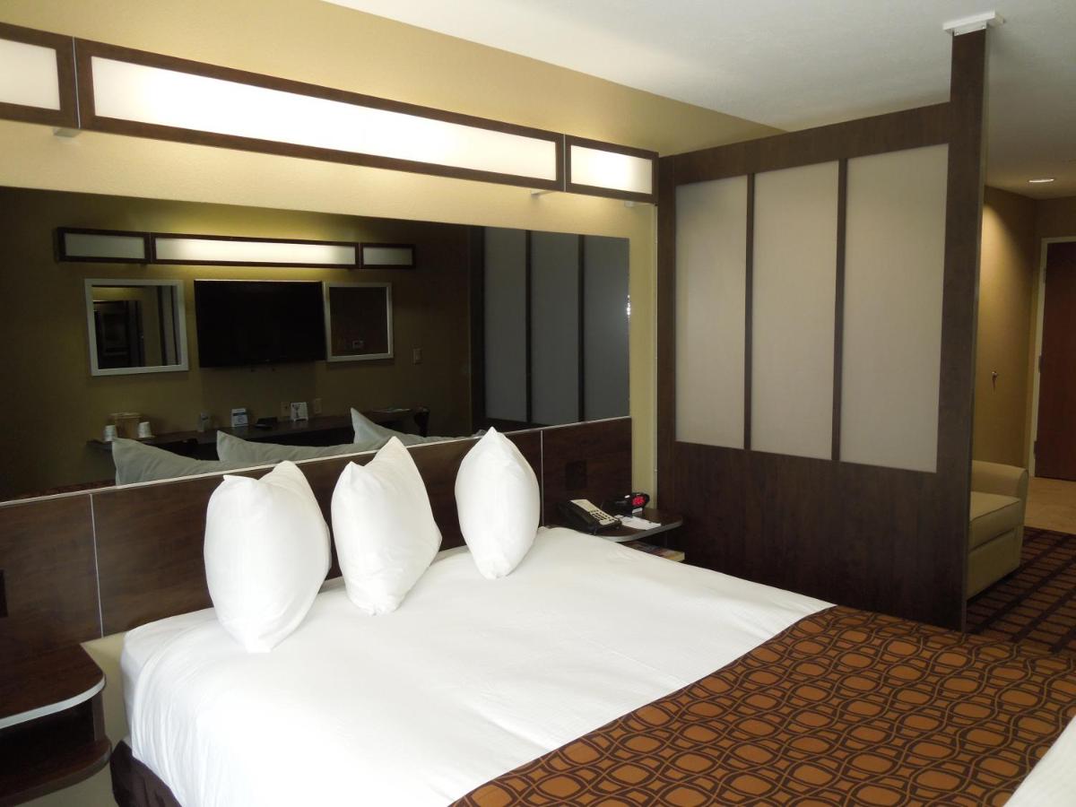 Queen Room - Non-Smoking at Microtel Inn & Suites by Wyndham North Canton