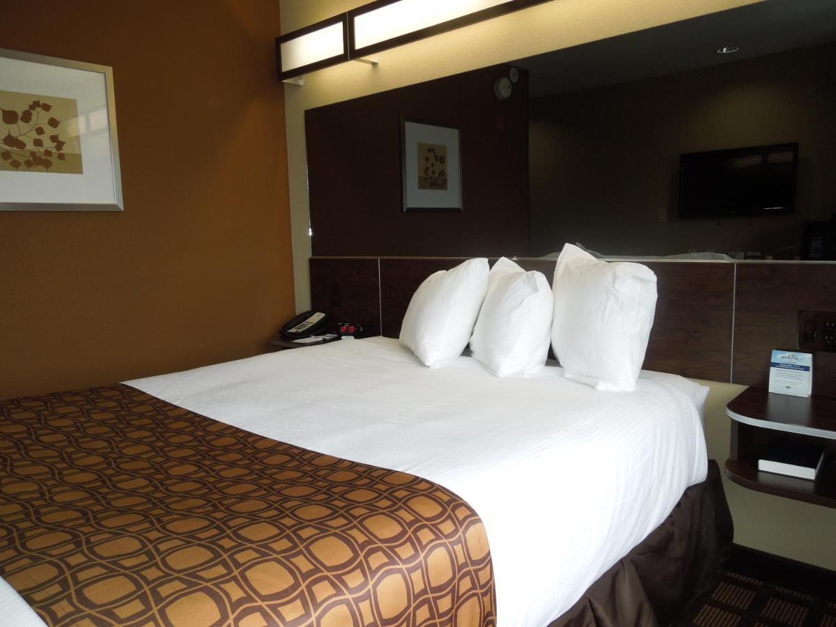 Queen Room - Disability Access - Non-Smoking at Microtel Inn & Suites by Wyndham North Canton