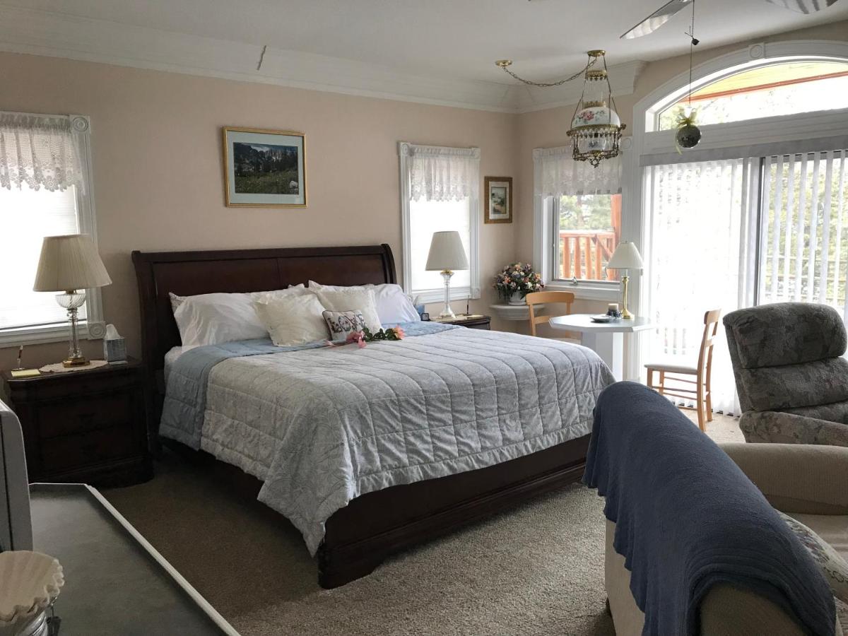 | Sonnenhof Lakewood Manor Bed and Breakfast.