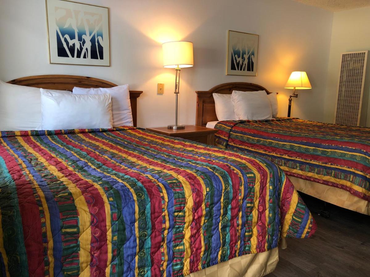 Triple Room with three beds at Cedar Inn & Suites