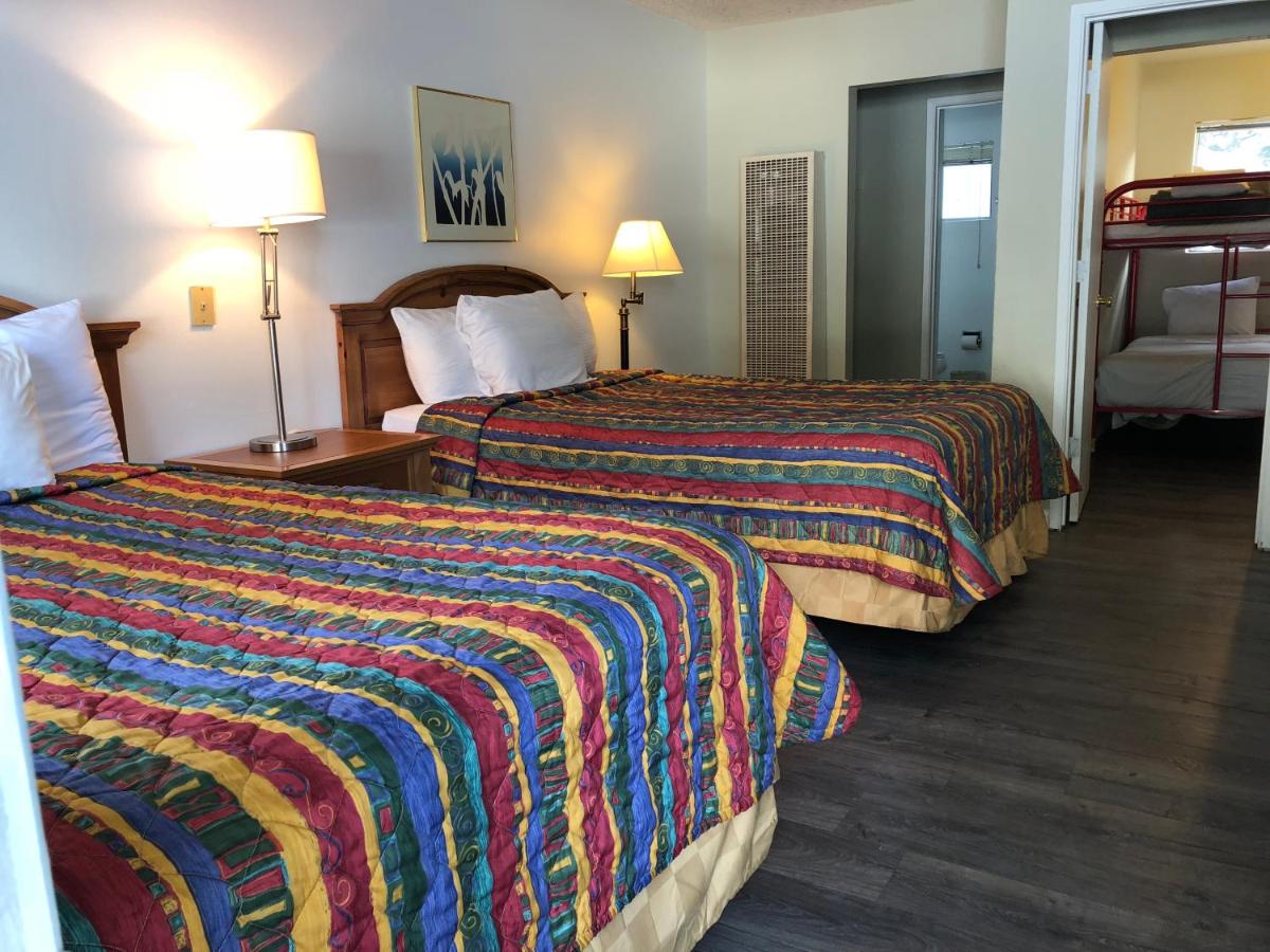 Triple Room with three beds at Cedar Inn & Suites