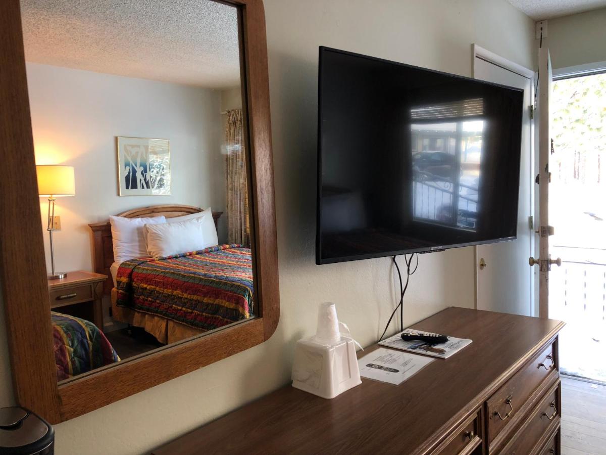 Triple Room with three beds at Cedar Inn & Suites