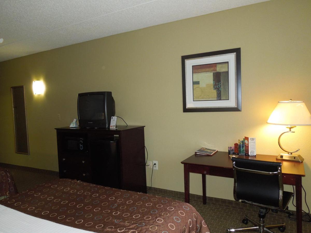 Queen Suite with Roll-in Shower - Mobility Accessible/Non-Smoking at Best Western Airport Inn & Suites Cleveland