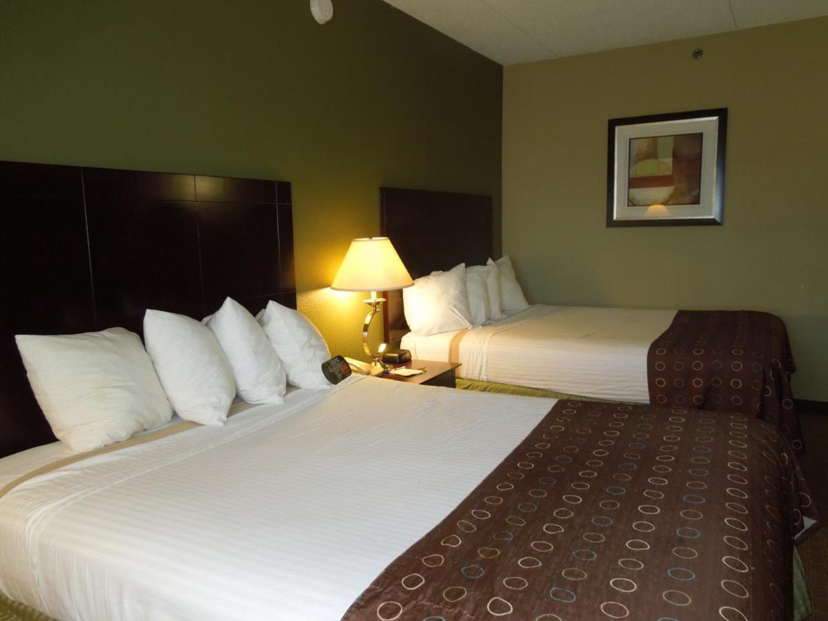 Queen Suite with Roll-in Shower - Mobility Accessible/Non-Smoking at Best Western Airport Inn & Suites Cleveland