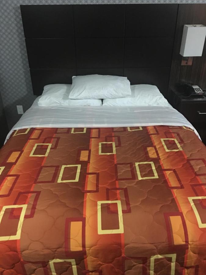 | Red Carpet Inn Elmwood