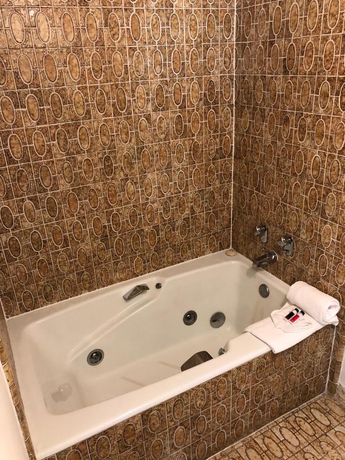 Deluxe King Suite at Days Inn by Wyndham Camarillo - Ventura