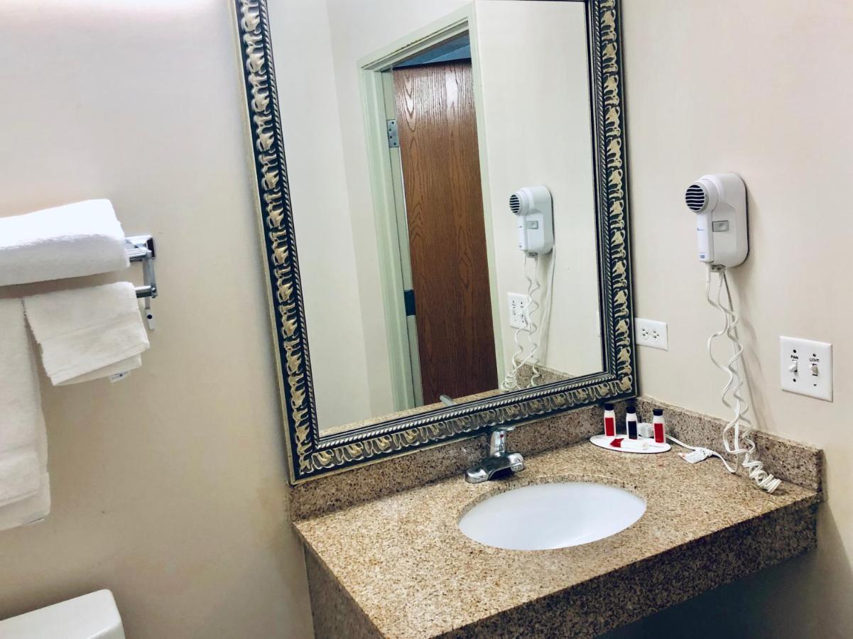 Queen Room - Disability Access/Non-Smoking at Baymont by Wyndham Gurnee