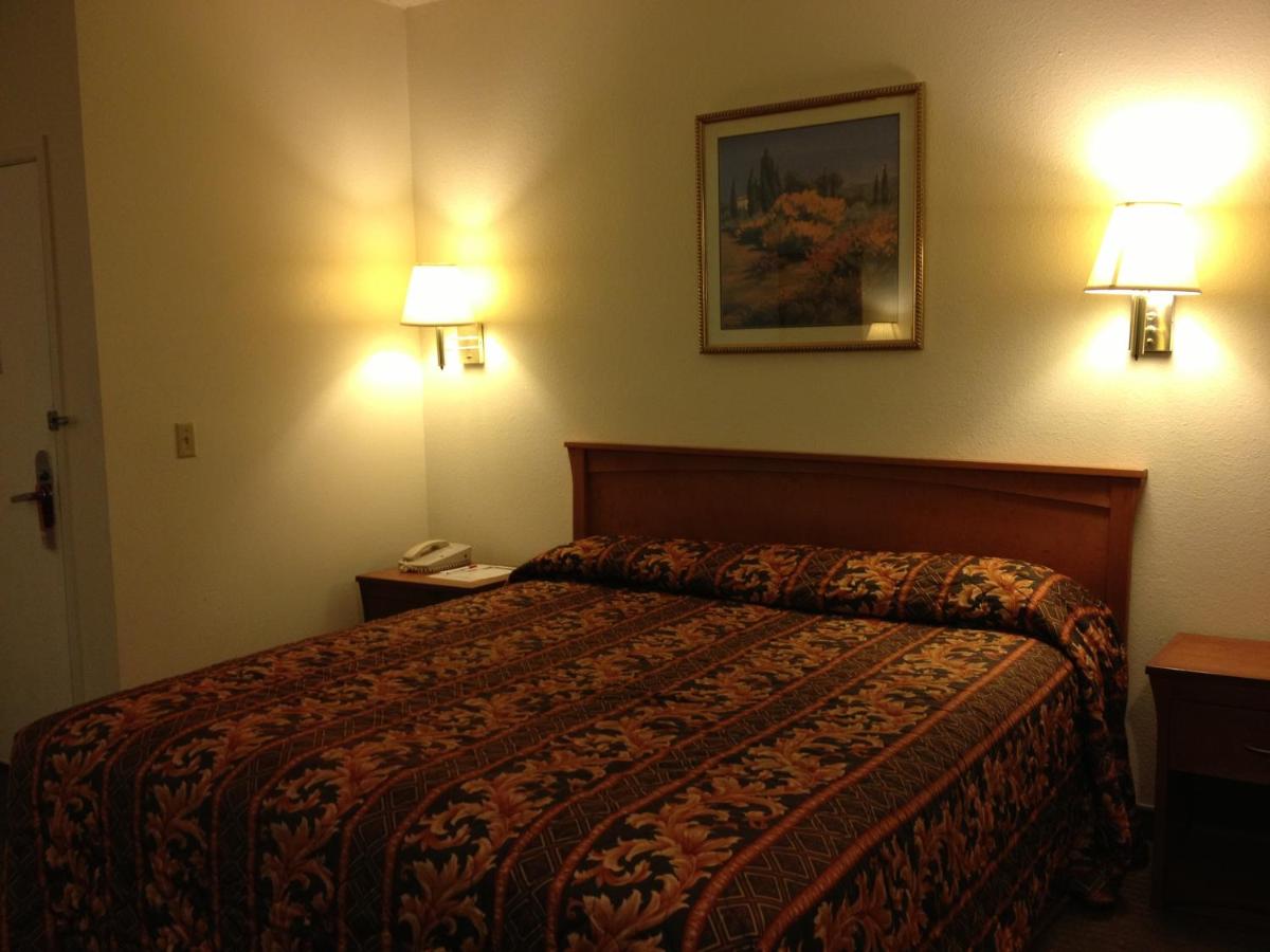 King Room - Non-Smoking at Riverside Inn & Suites