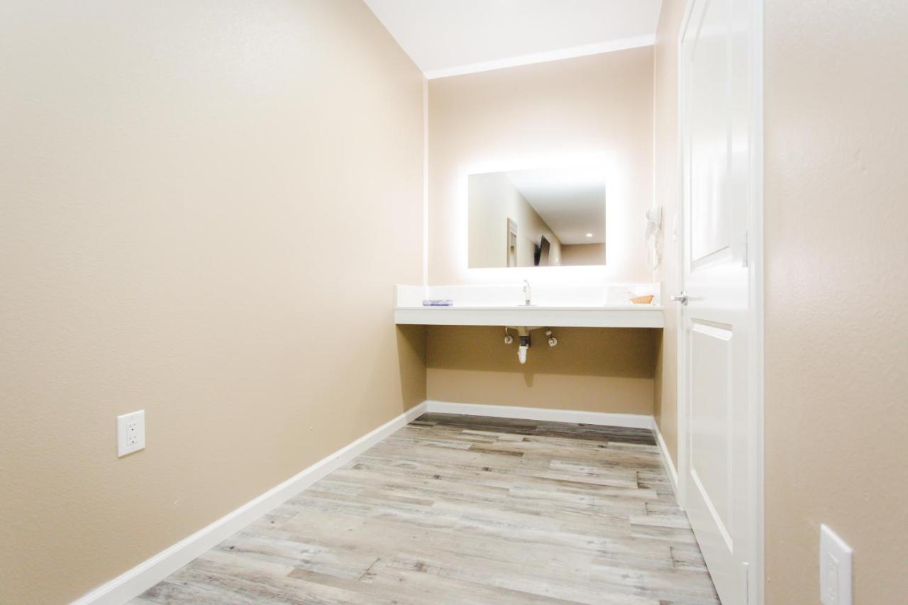 | Budget Host Inn & Suites
