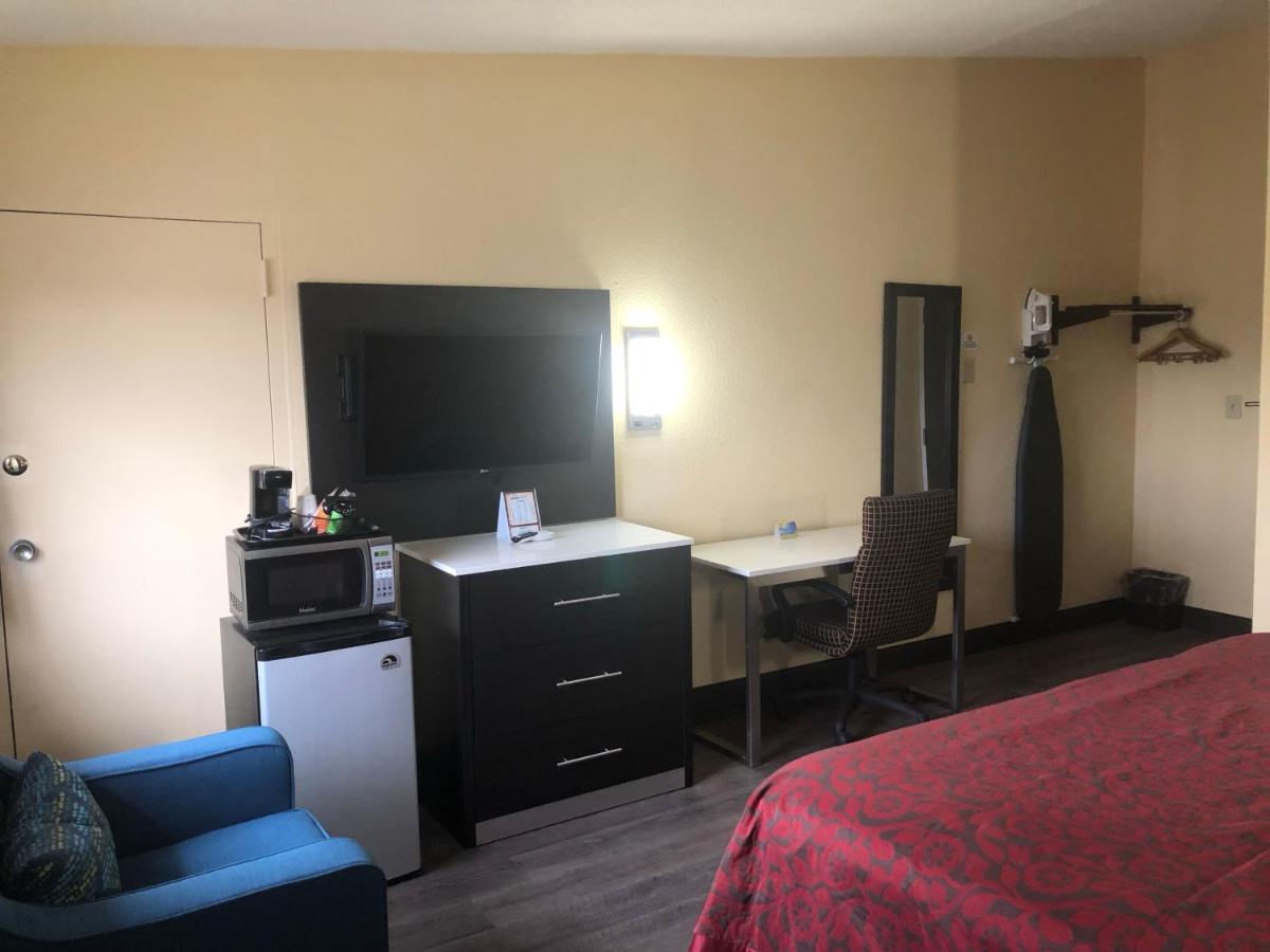 King Room - Non-Smoking at Days Inn by Wyndham Grove City Columbus South