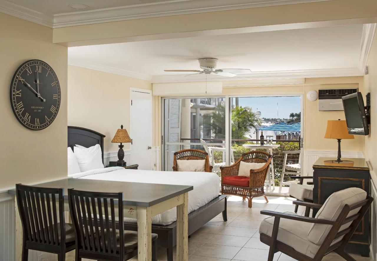 | Cove Inn on Naples Bay