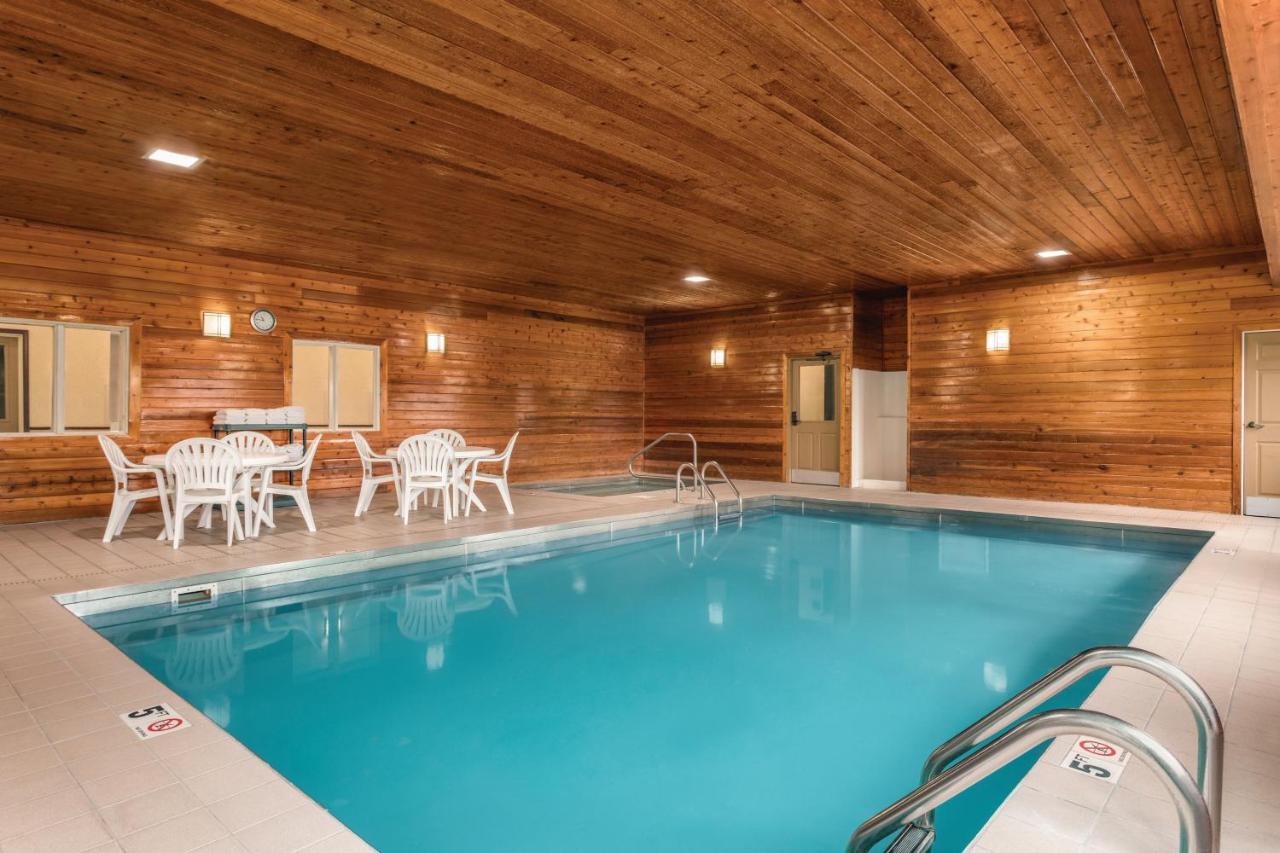 | Country Inn & Suites by Radisson, Dakota Dunes, SD