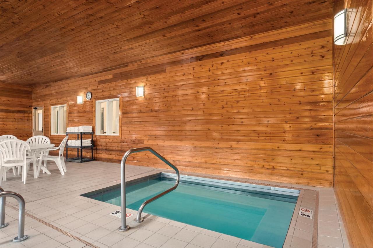 | Country Inn & Suites by Radisson, Dakota Dunes, SD