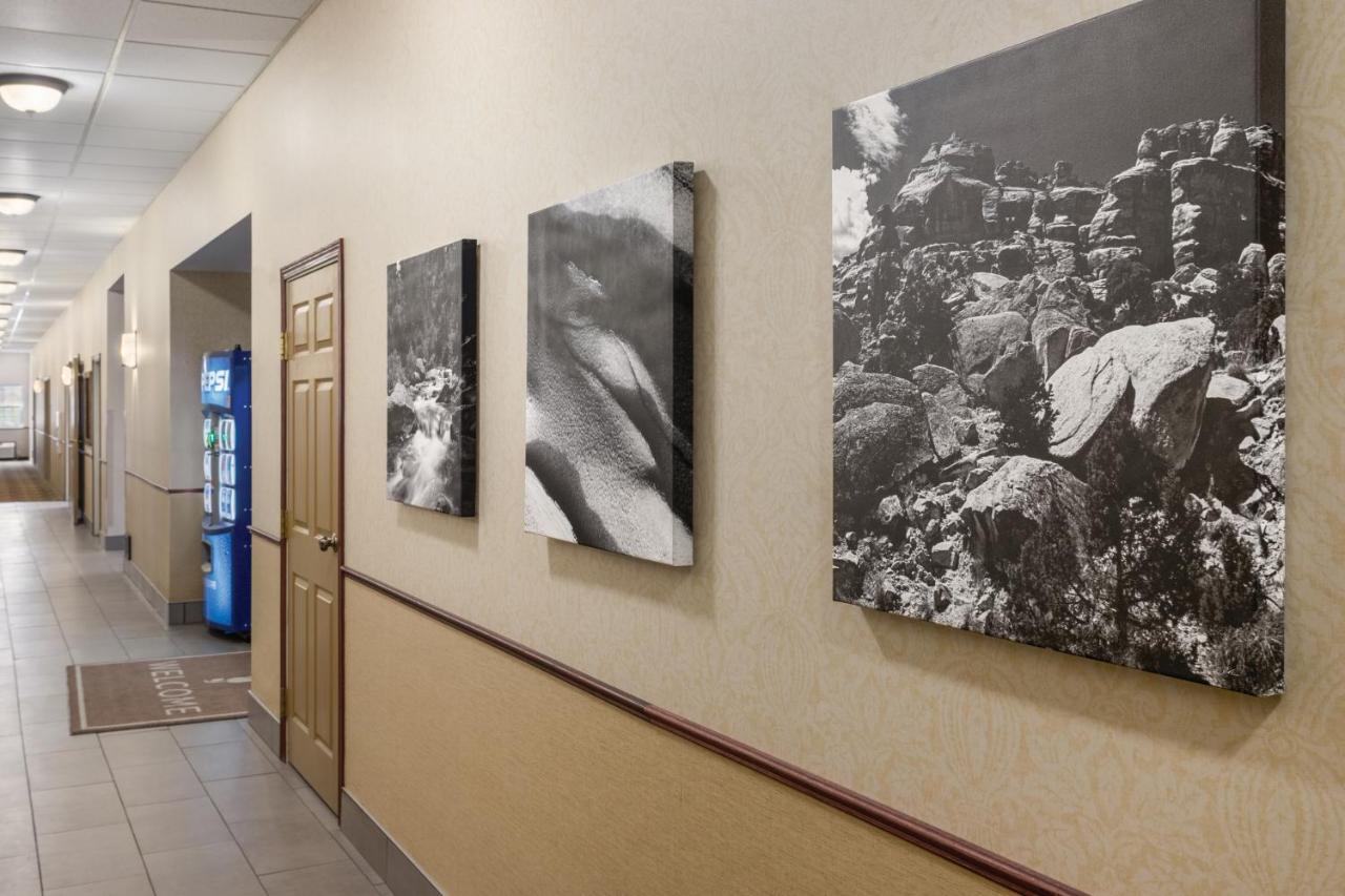 | Country Inn & Suites by Radisson, Dakota Dunes, SD