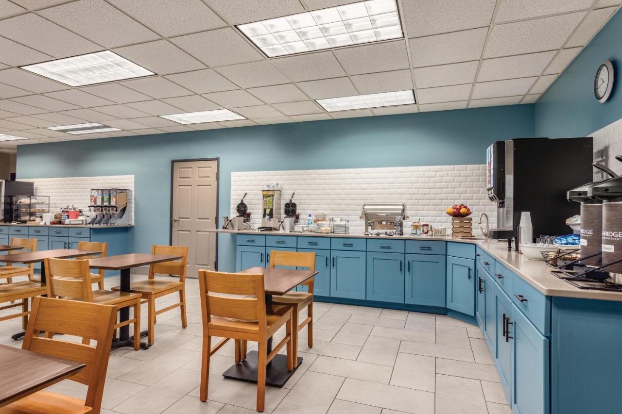 | Country Inn & Suites by Radisson, Dakota Dunes, SD