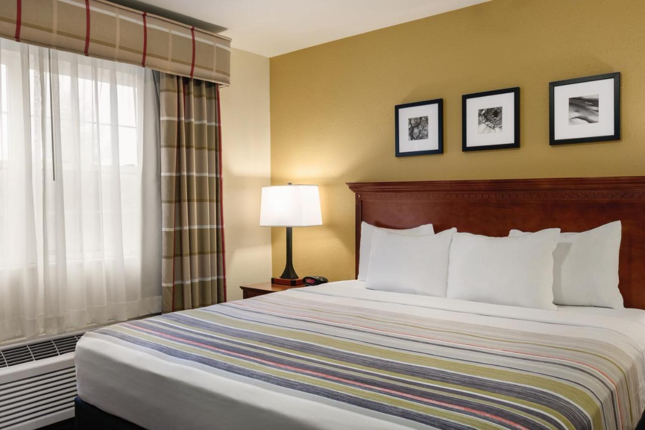 | Country Inn & Suites by Radisson, Dakota Dunes, SD