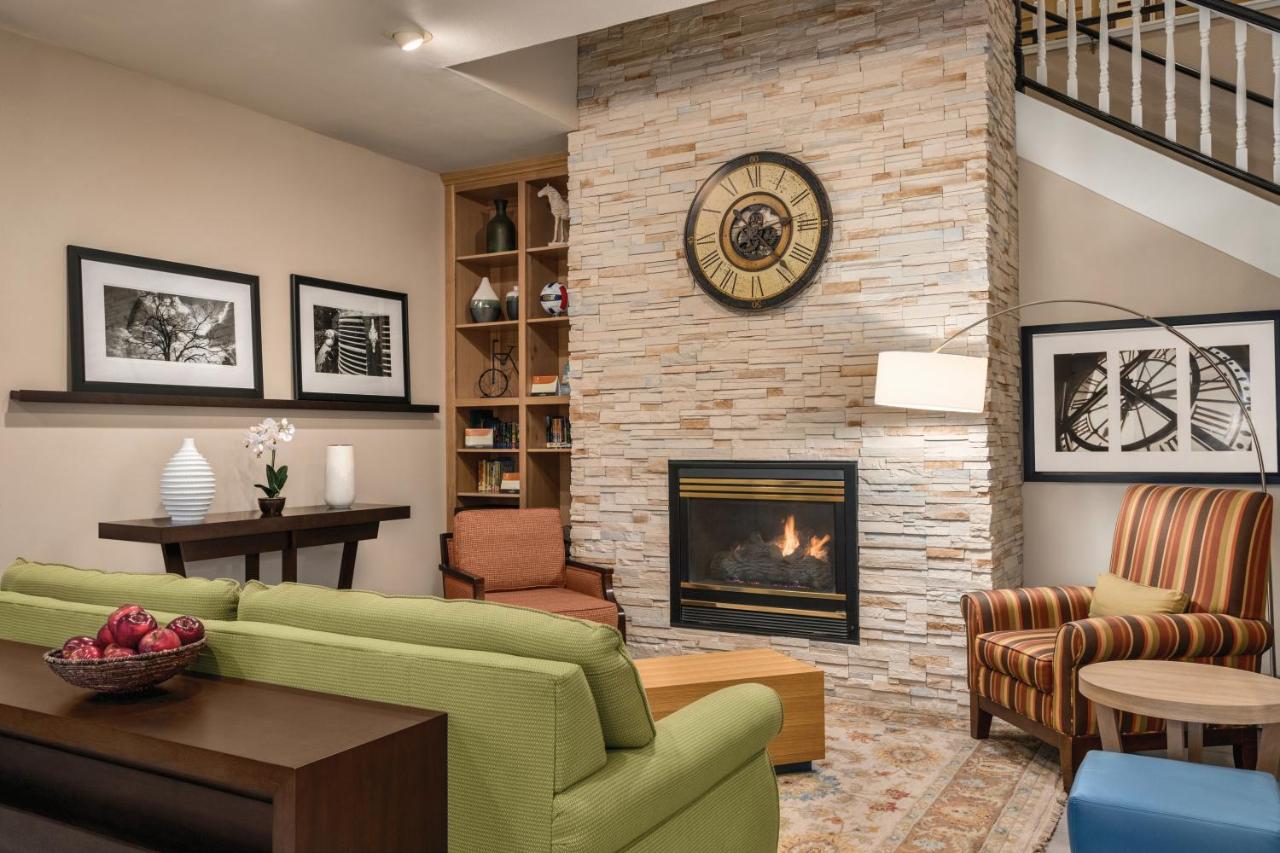 | Country Inn & Suites by Radisson, Dakota Dunes, SD