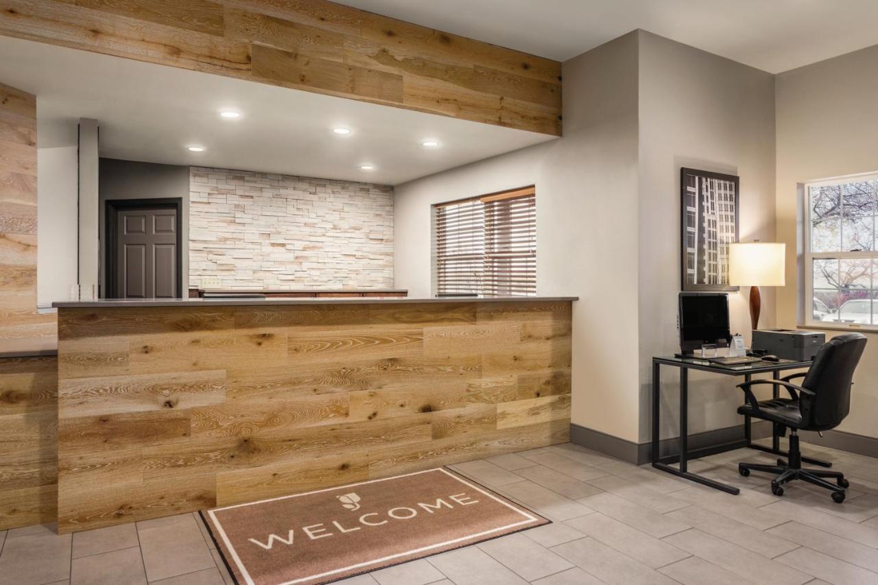 | Country Inn & Suites by Radisson, Dakota Dunes, SD