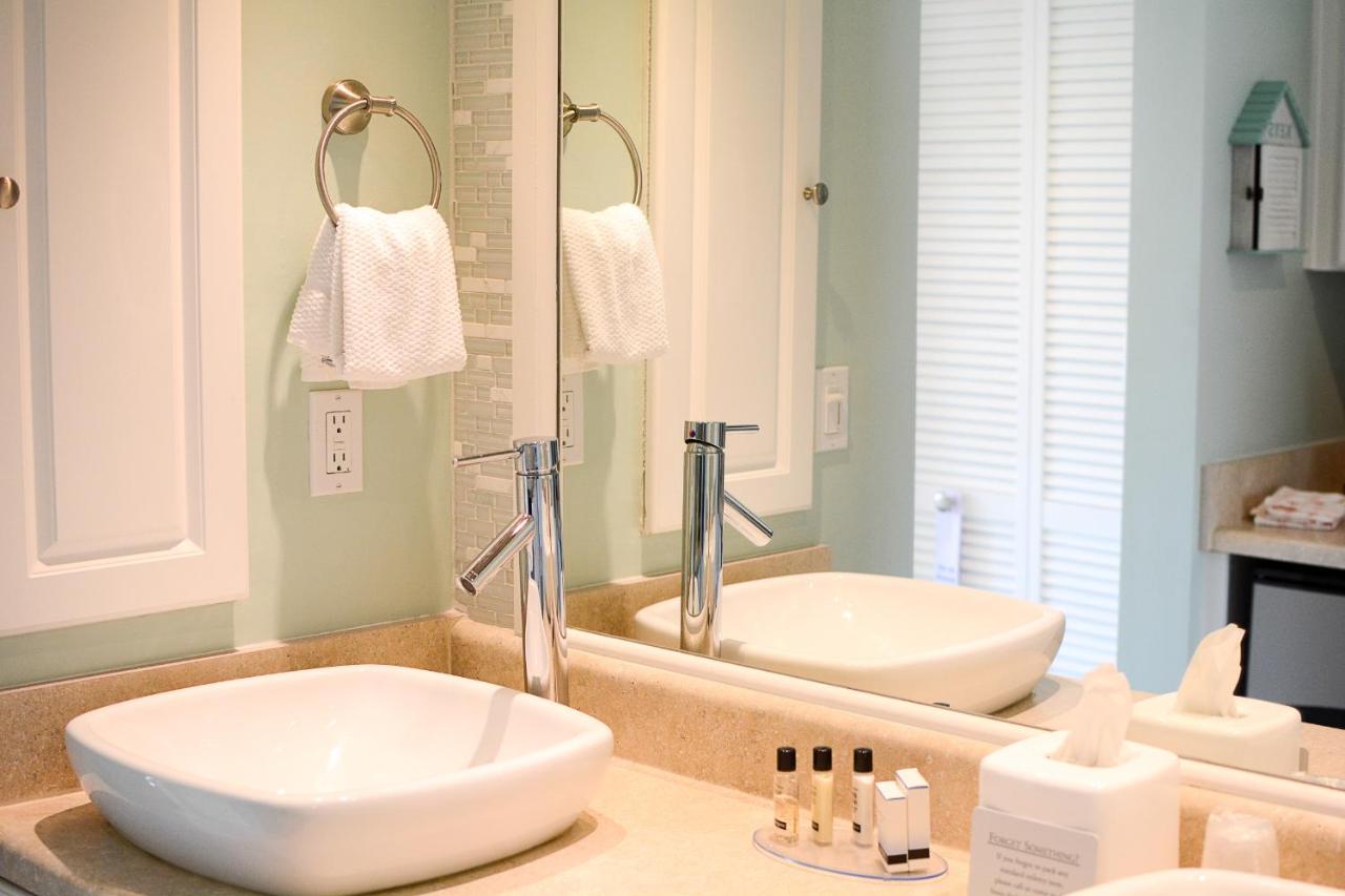 | Cove Inn on Naples Bay